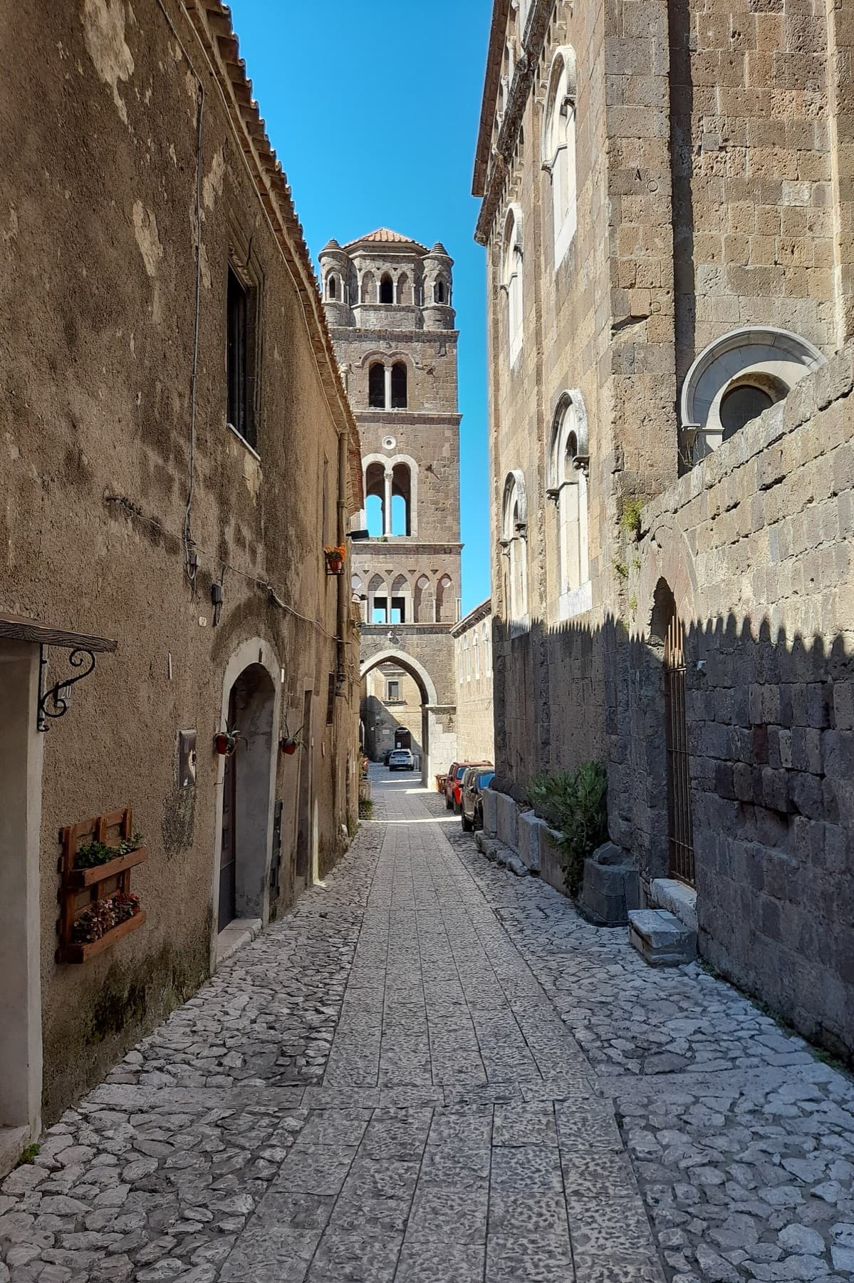 Via Annunziata e campanile a Casertavecchia