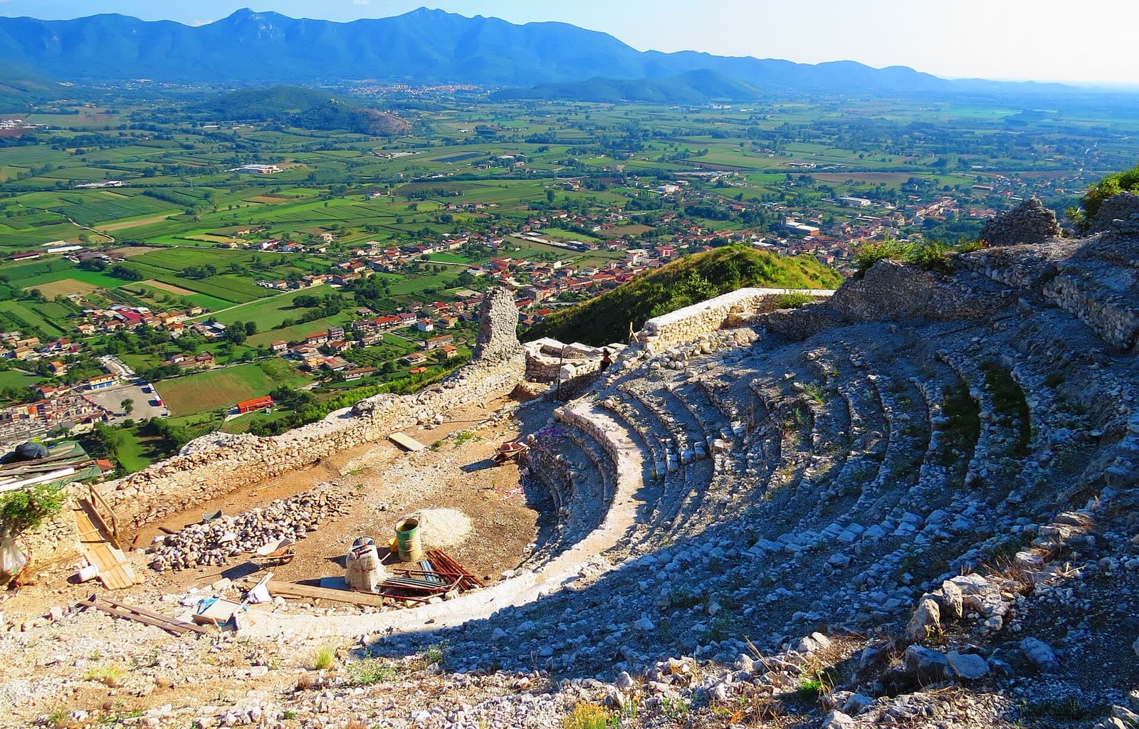La cavea del teatro-tempio di Pietravairano sul Monte San Nicola