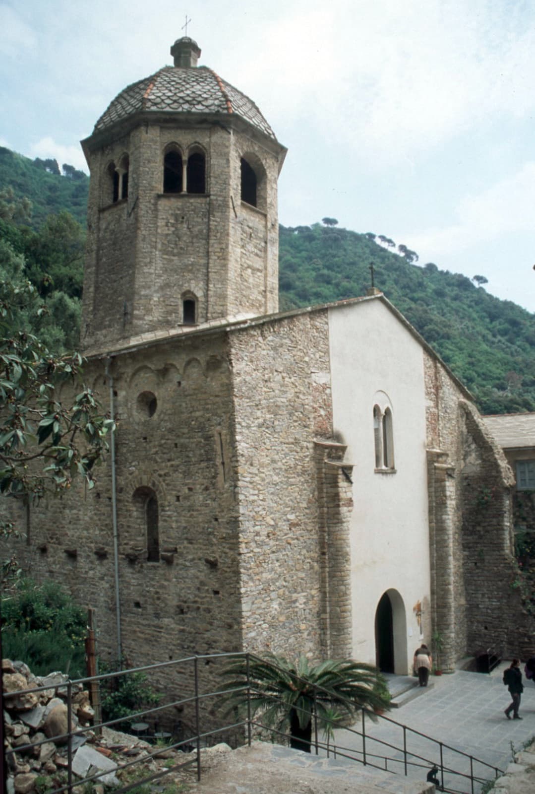 Facciata dell’Abbazia di San Fruttuoso davanti alla cala