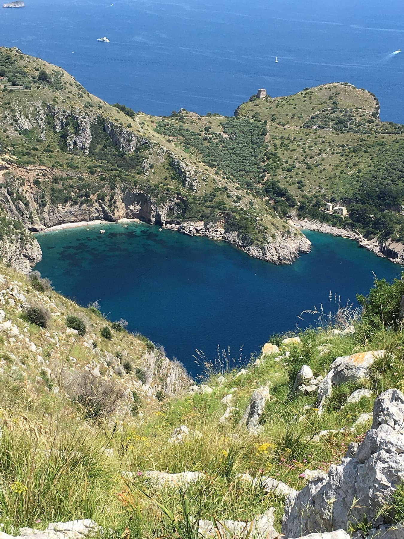 Baia di Ieranto vista dall'alto