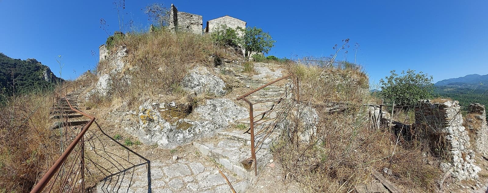 I ruderi del borgo medievale di San Severino di Centola