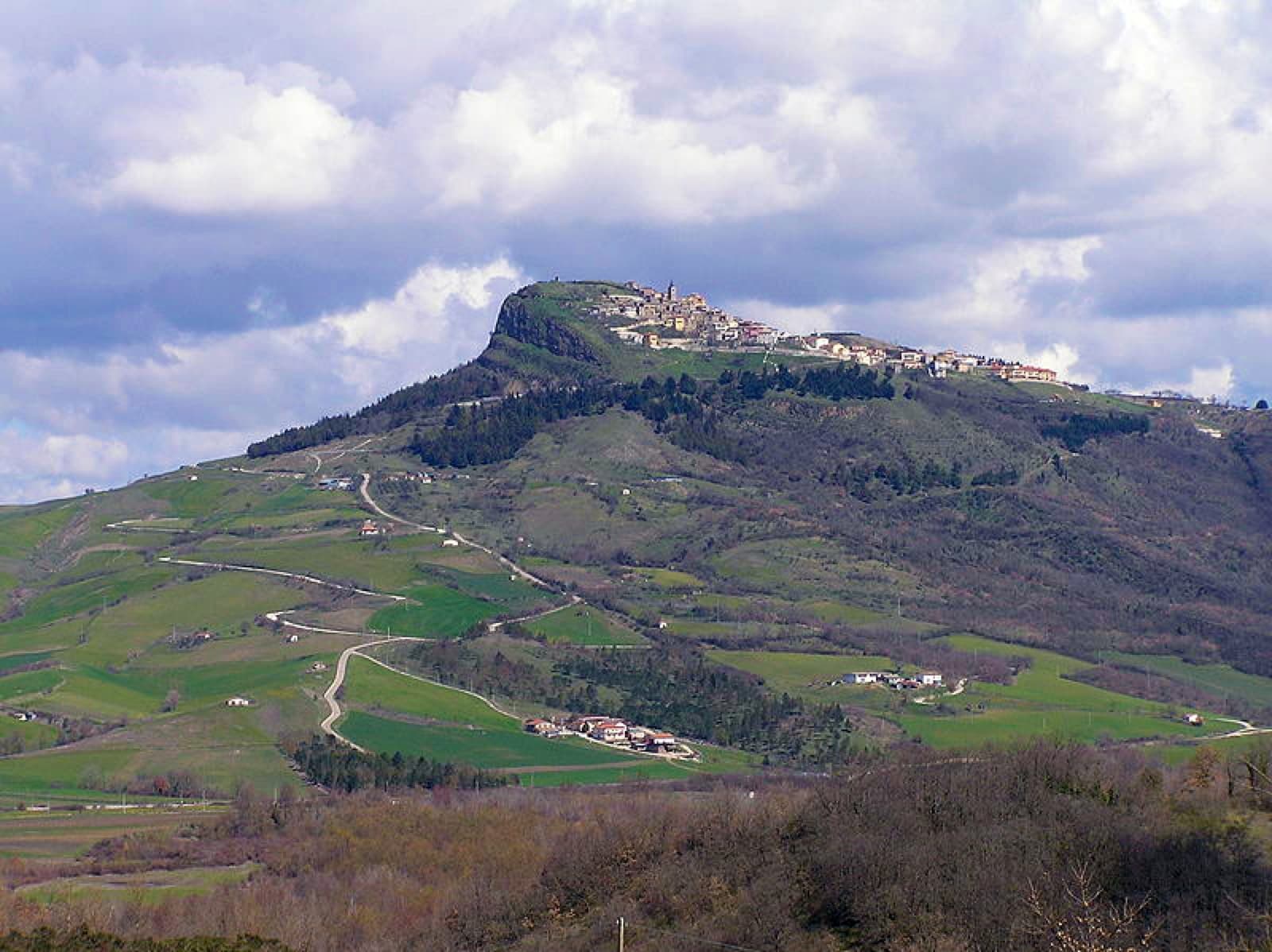 Il borgo di Cairano sulla rupe