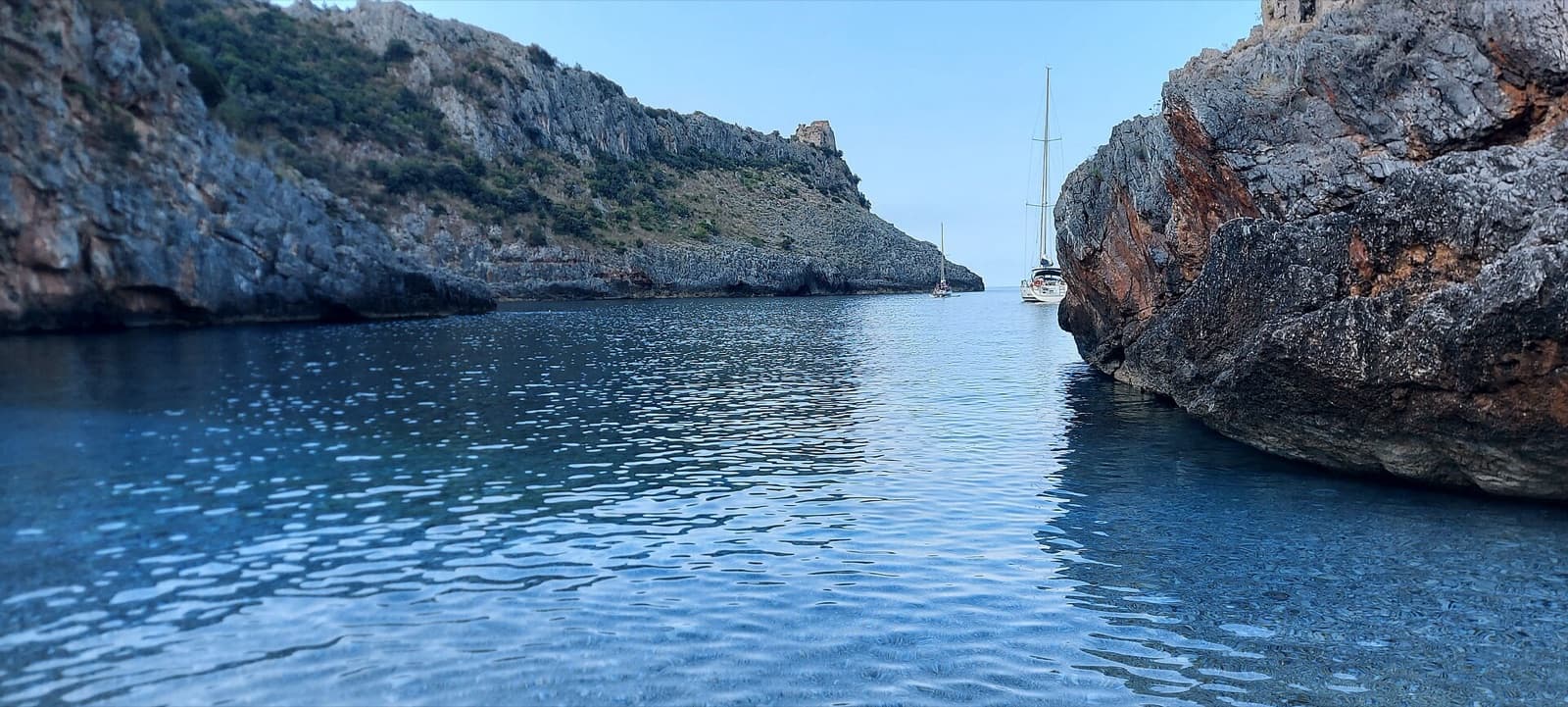 I ciottoli chiari e il mare di Cala Bianca a Camerota