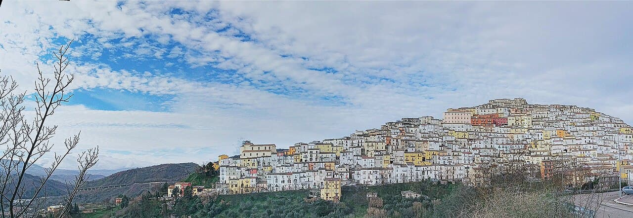 Le case a gradoni di Calitri sul versante dell’alta valle dell’Ofanto