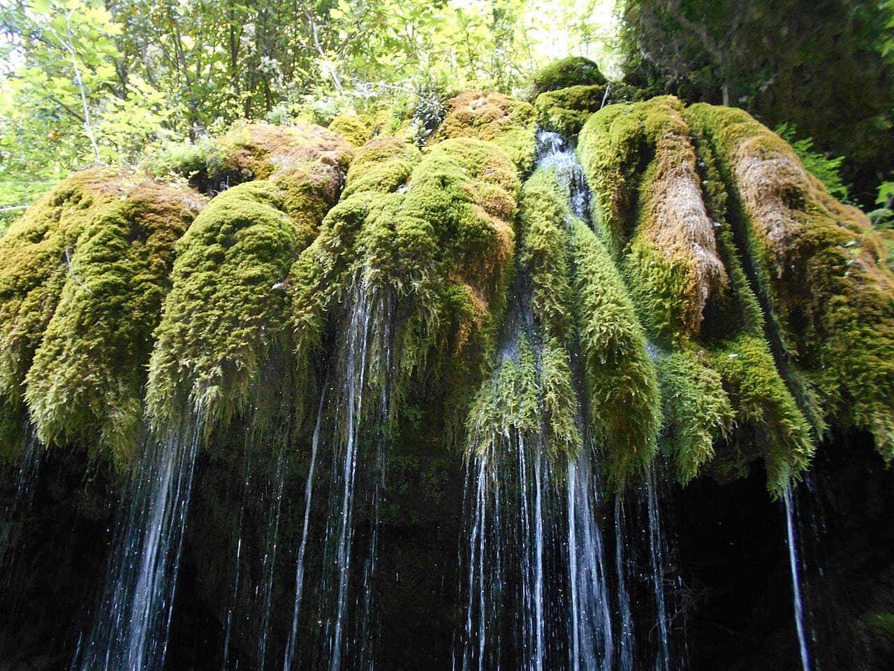 Capelli di Venere waterfall and its stone bridge