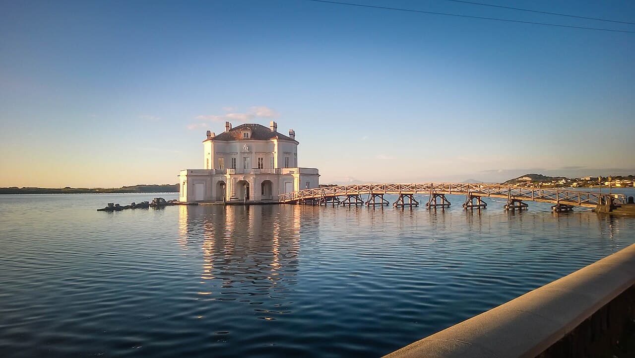 Casina Vanvitelliana sul lago Fusaro