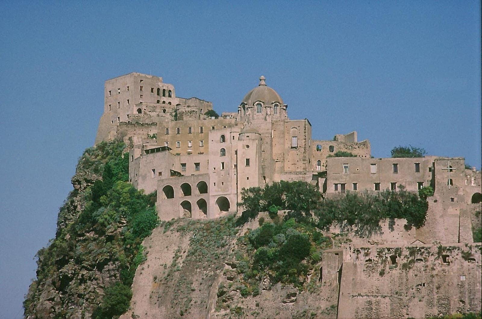 Il Castello Aragonese collegato a Ischia Ponte