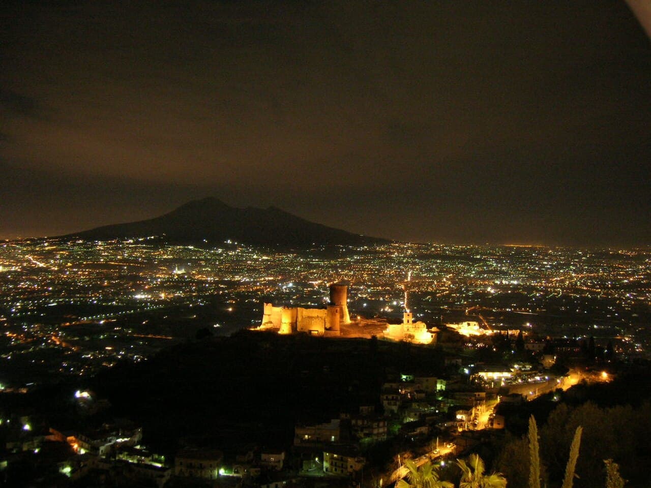 Vista del Vesuvio dal Castello di Lettere
