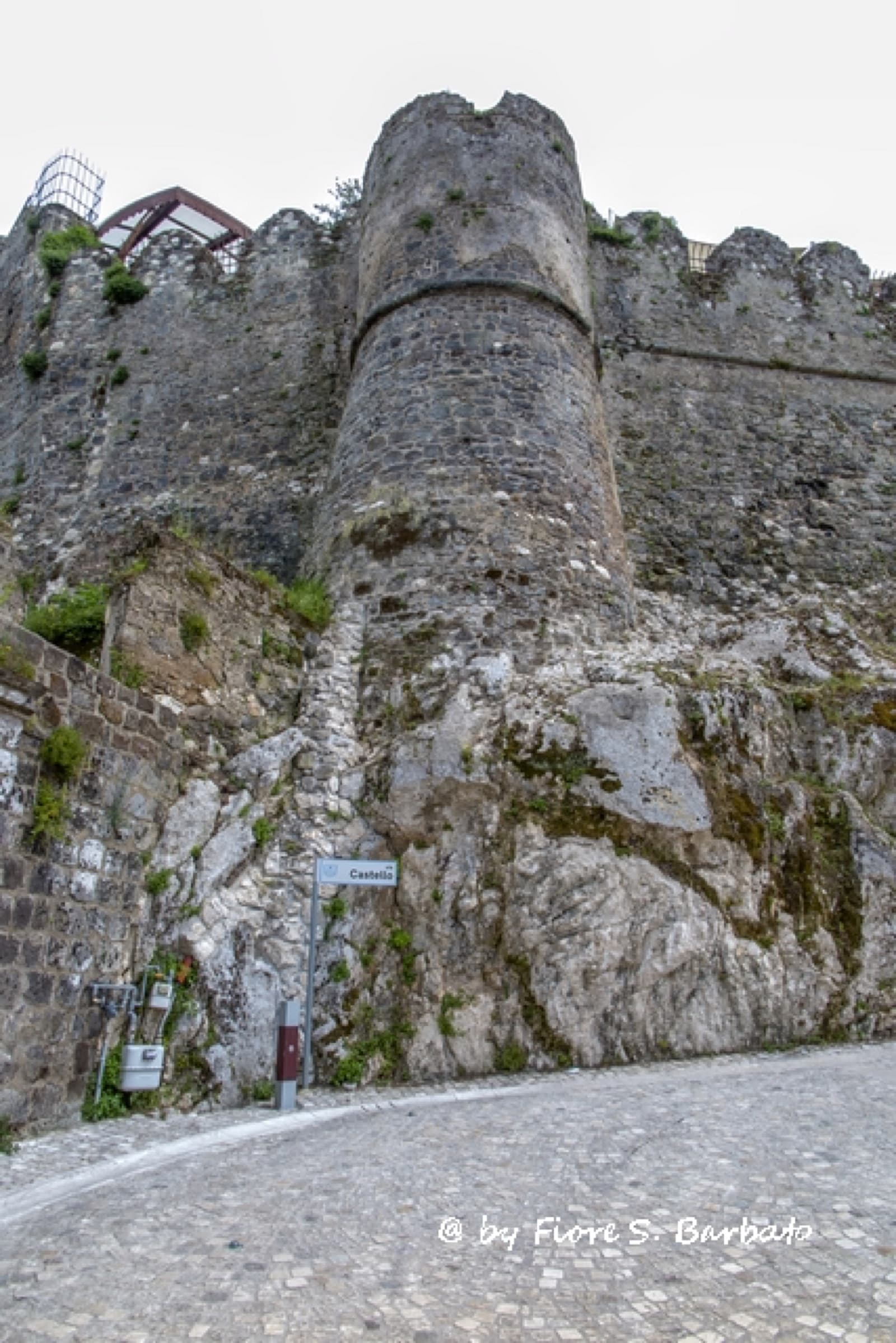 Il Castello normanno di Limatola sopra il borgo