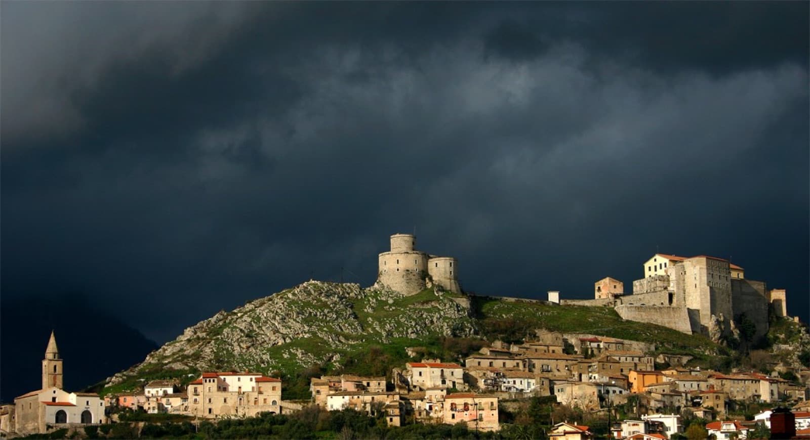 Il Castello e la torre sopra Montesarchio