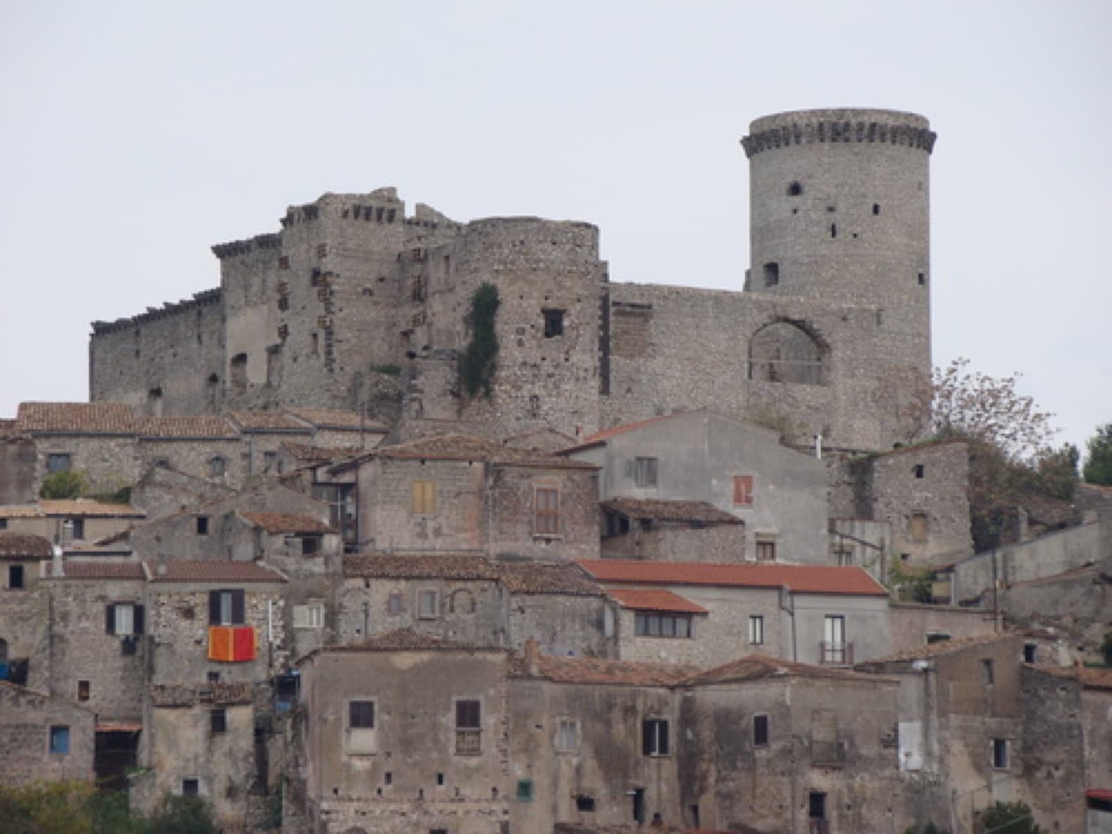 Torri e mura del Castello di Riardo