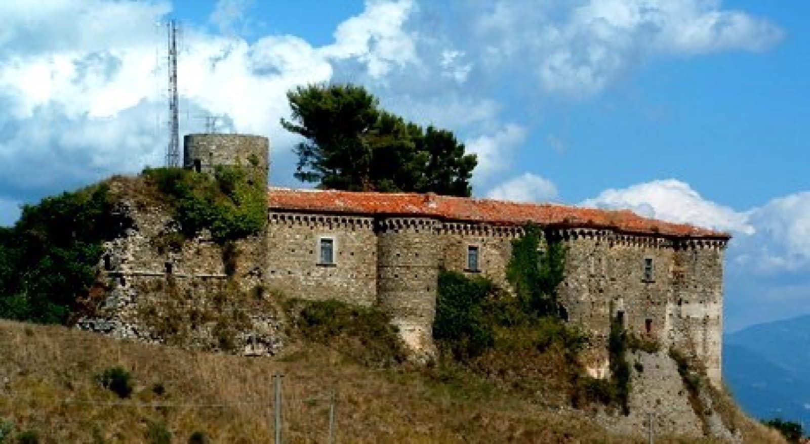 Il Castello di Rocca Cilento sulle colline