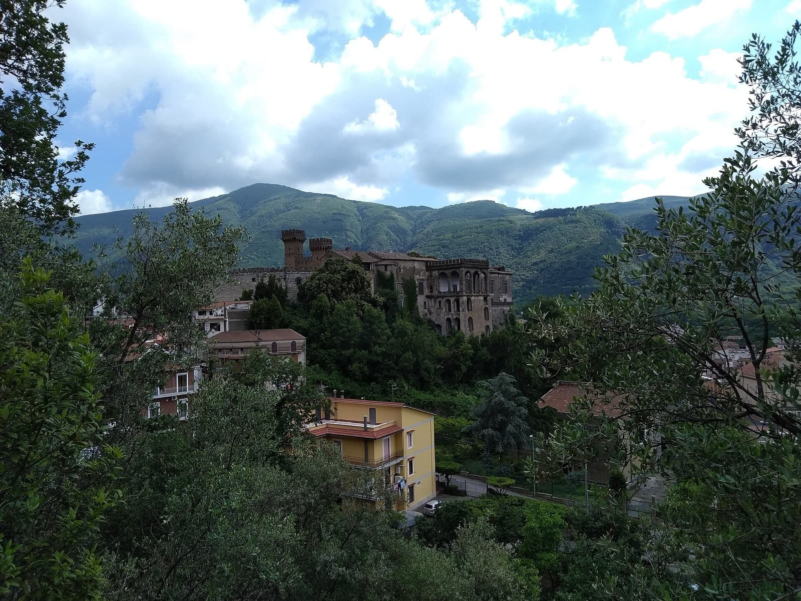 Ingresso e mura del Castello Lancellotti a Lauro
