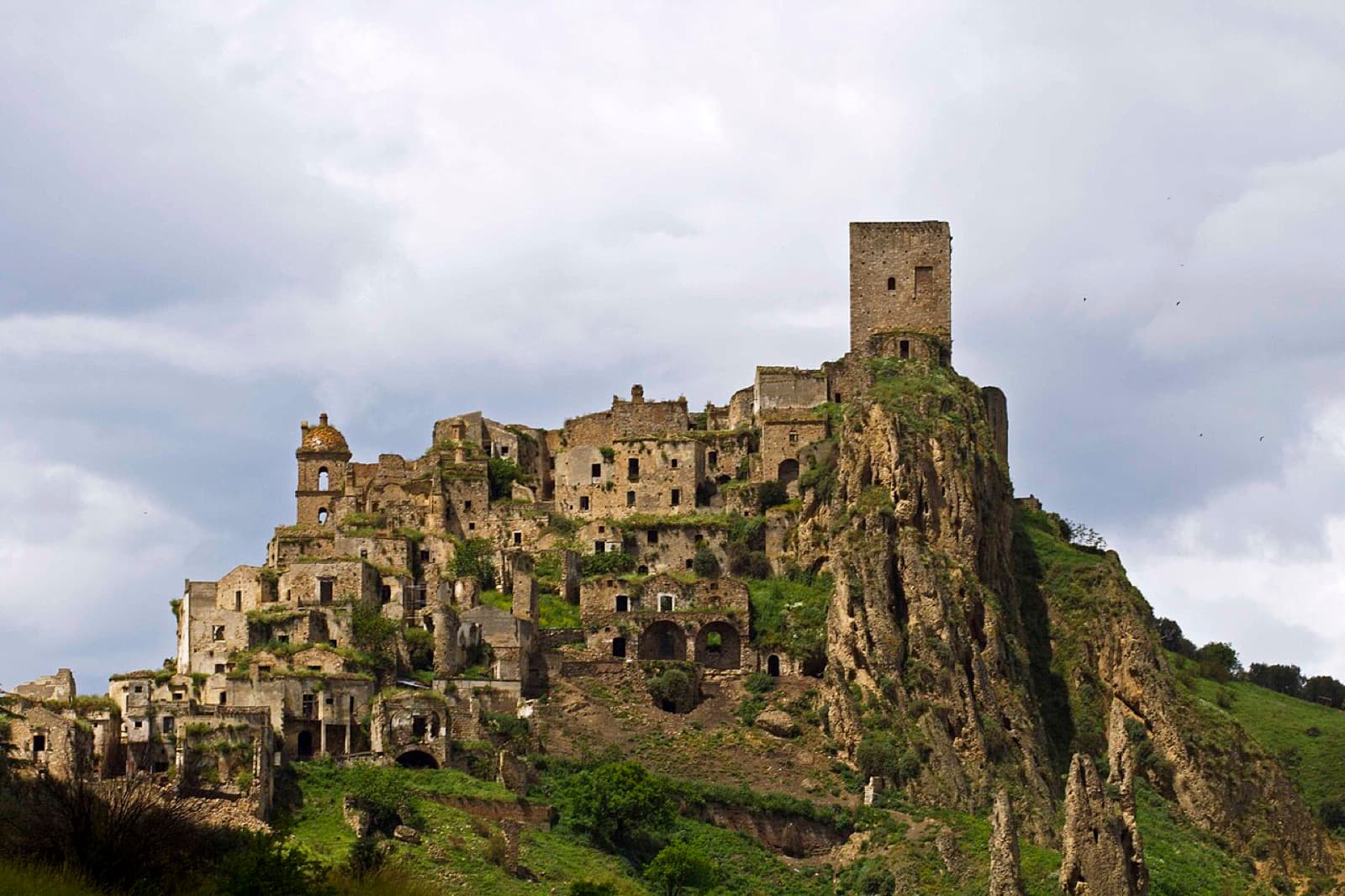 Il borgo abbandonato di Craco Vecchia sul crinale