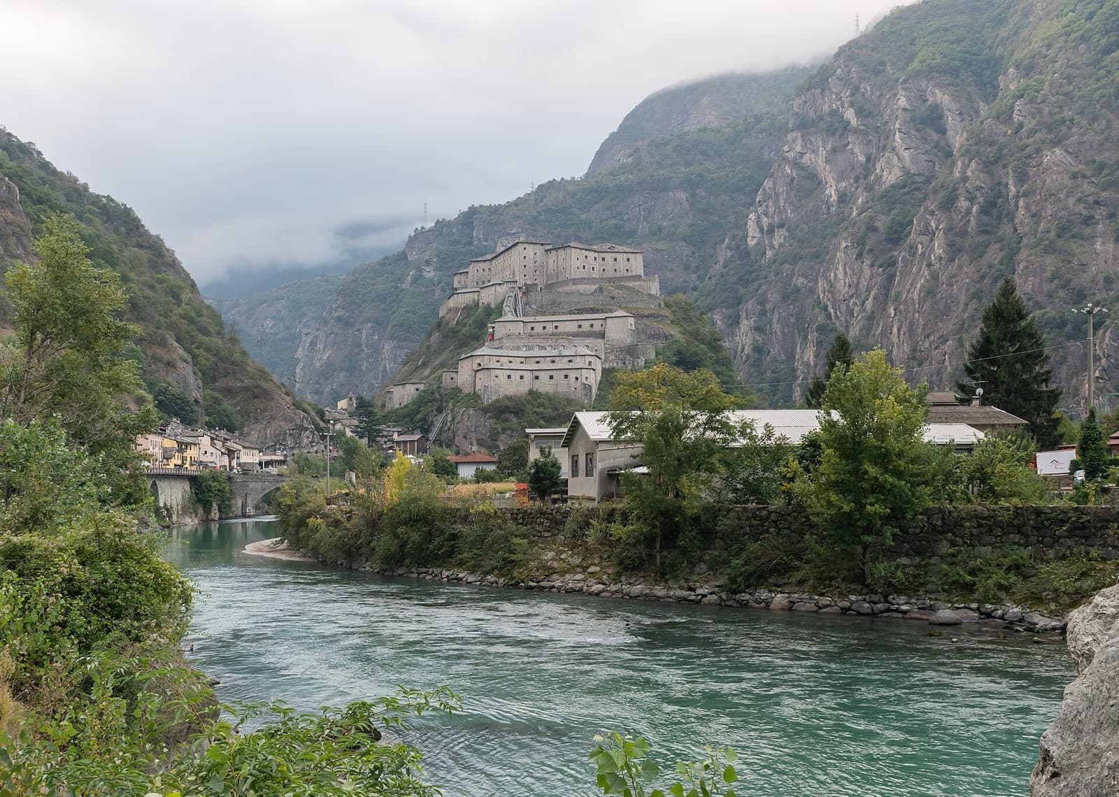 Il Forte di Bard sulla rocca all’ingresso della Valle d’Aosta