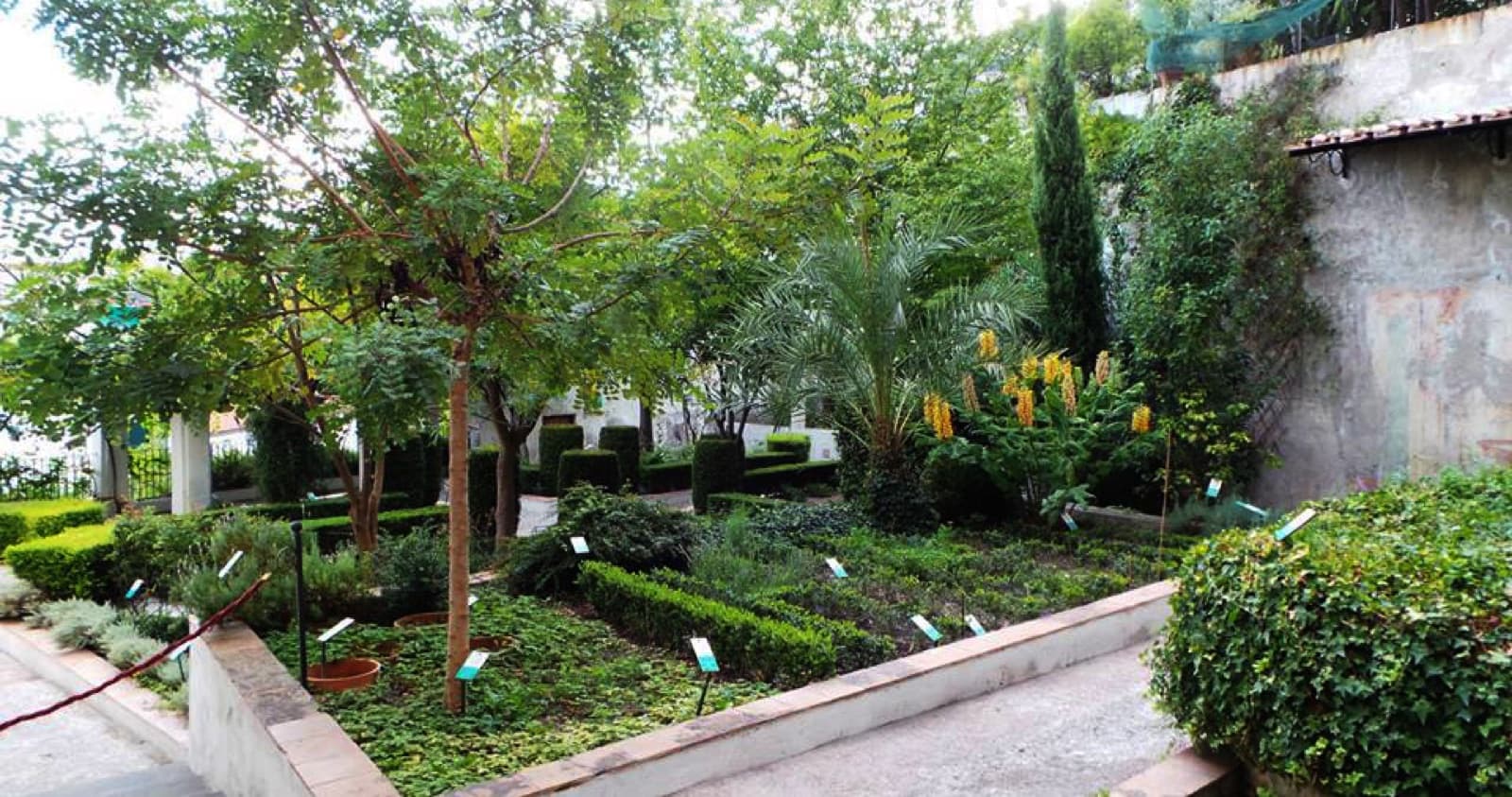 Le terrazze del Giardino della Minerva a Salerno