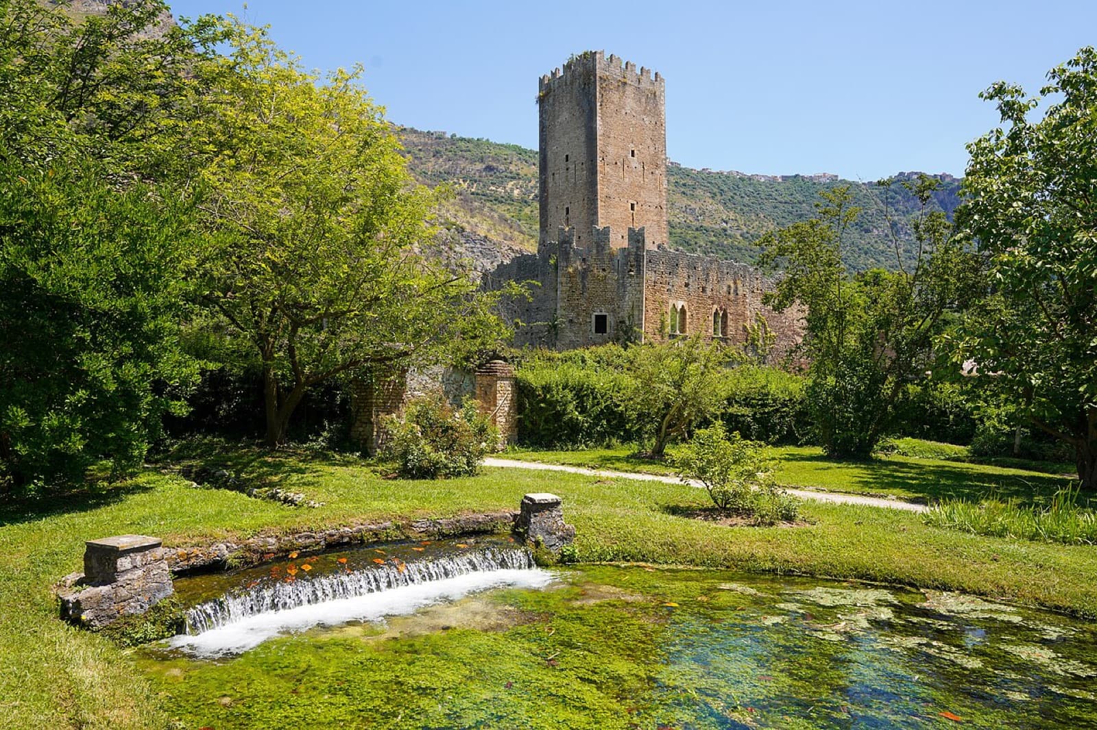 Il castello e la vegetazione del Giardino di Ninfa