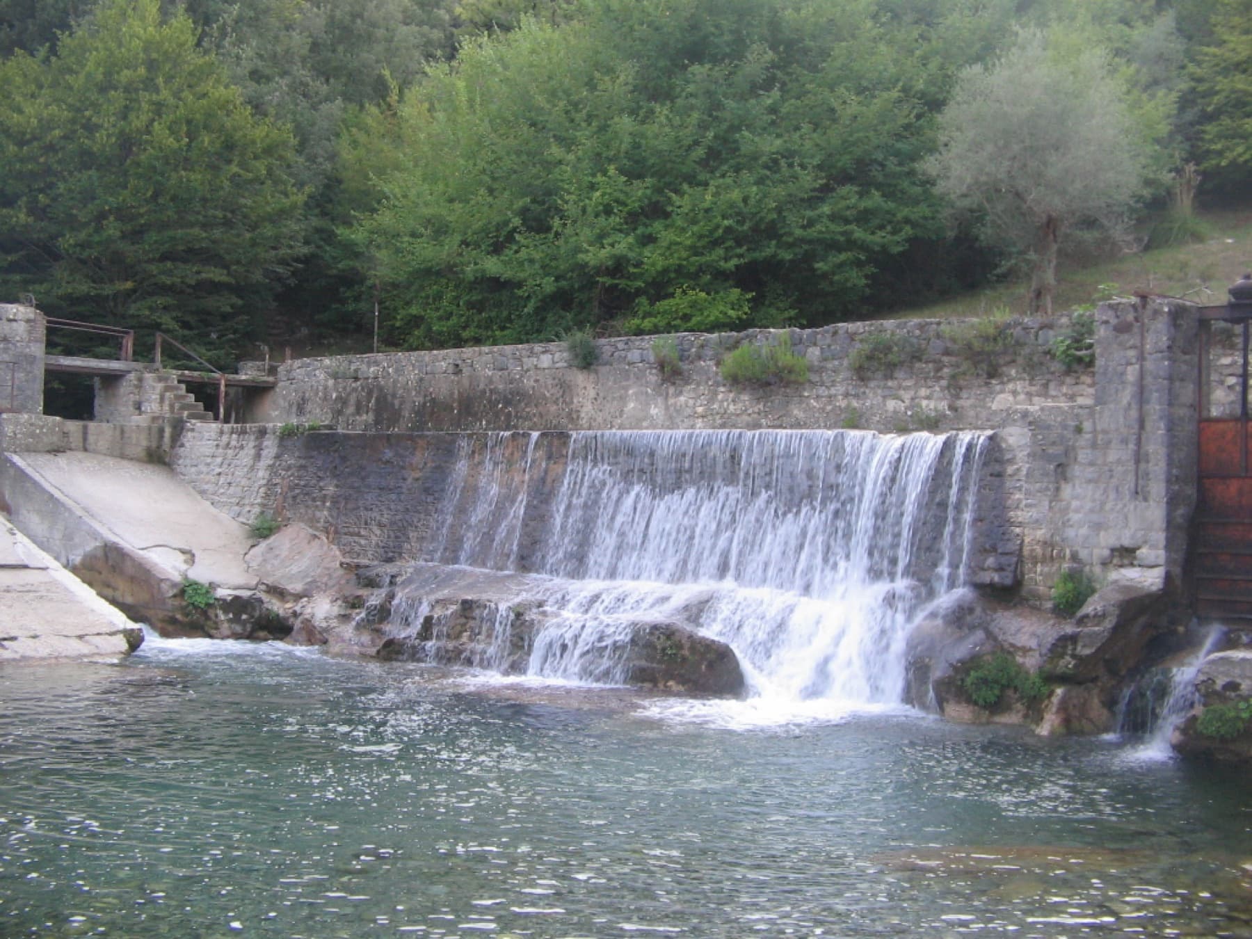 Cascata e vasca naturale presso le Gole del Calore