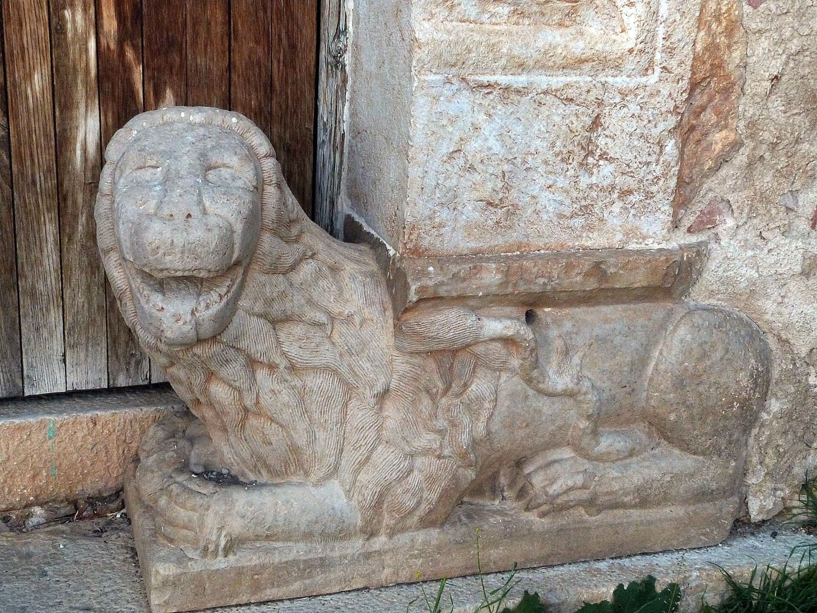 L’interno rupestre della Grotta di Sant’Angelo a Fasanella