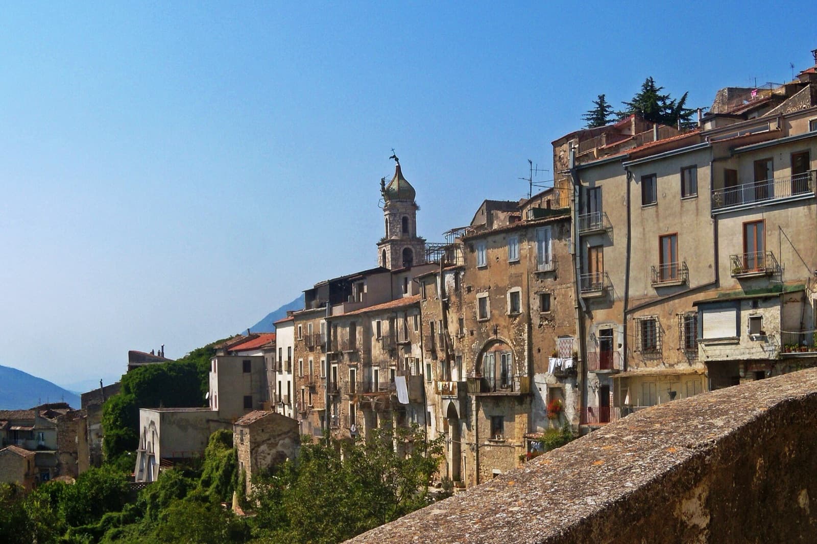Il borgo di Guardia Sanframondi sul colle