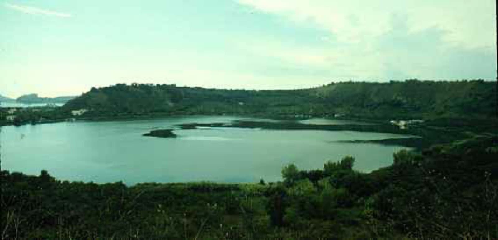 Il Lago d’Averno circondato dalla vegetazione