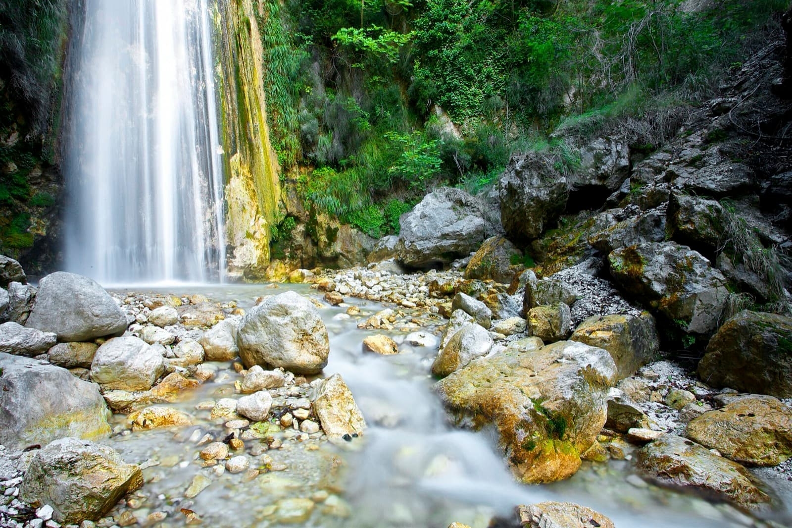 La cascata dell’Oasi Valle della Caccia a Senerchia