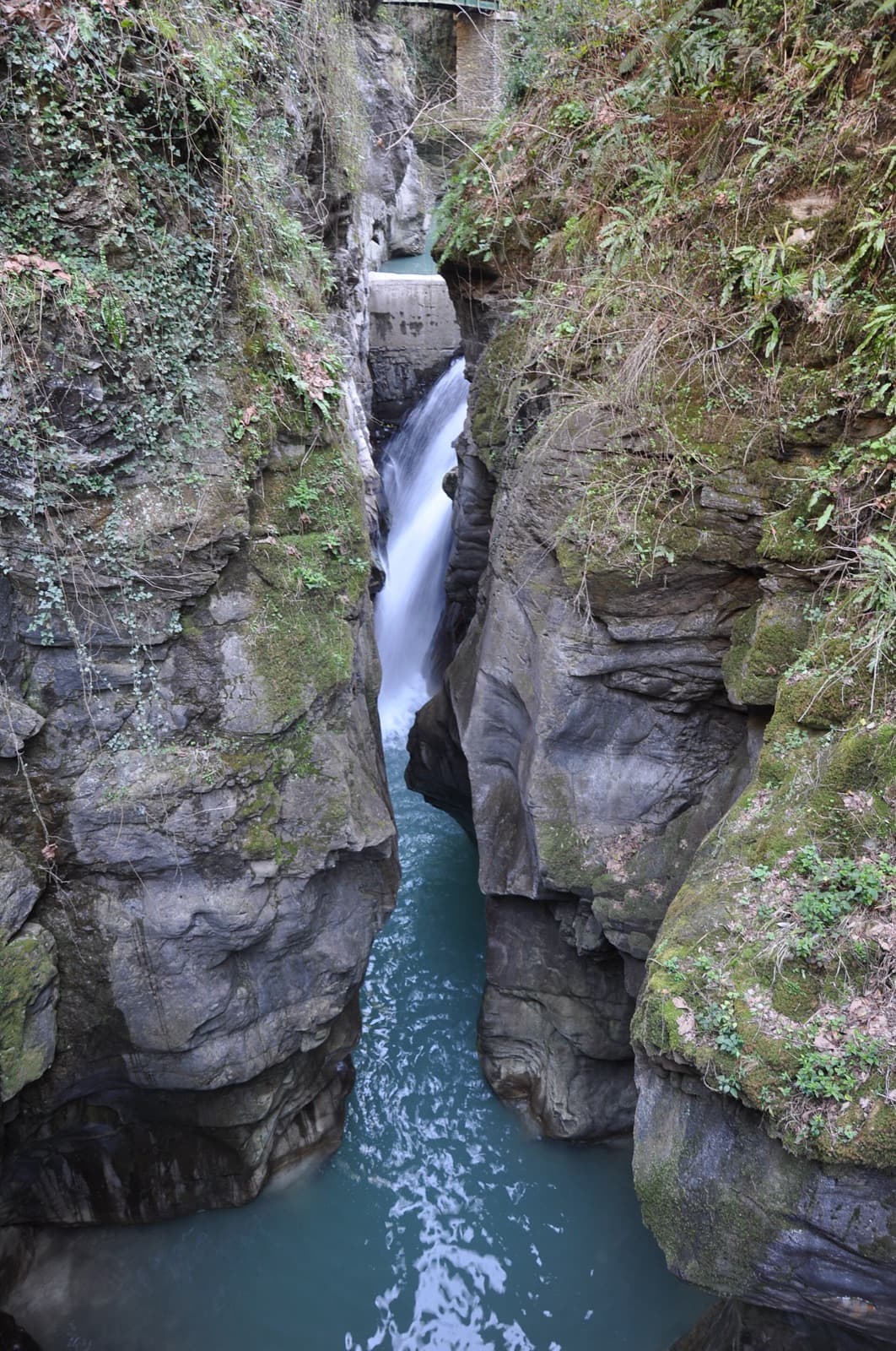 Passerelle e cascata dentro l’Orrido di Bellano