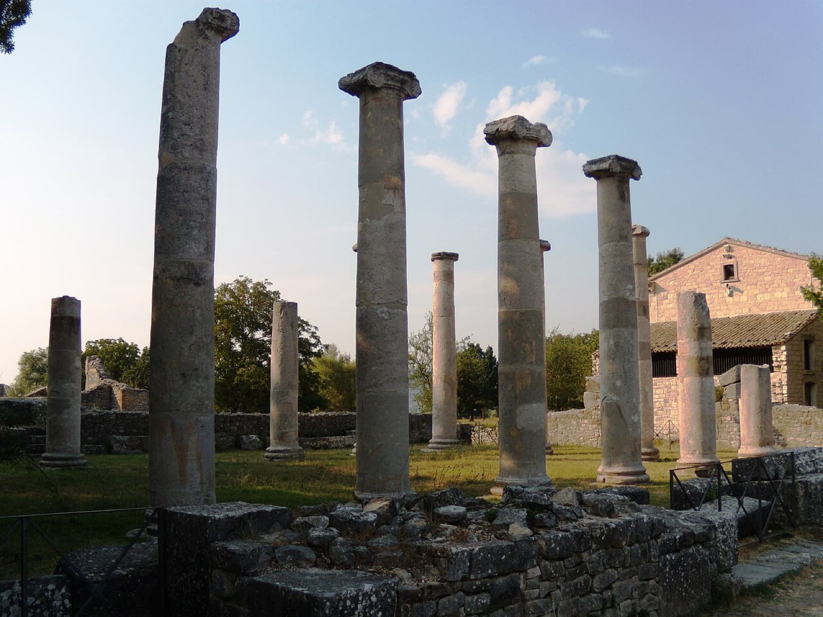 Resti romani nel Parco archeologico di Sepino