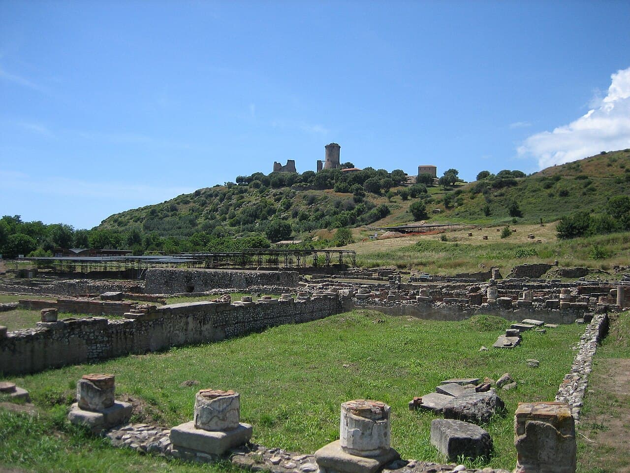 Gli scavi di Velia con la torre sull’acropoli
