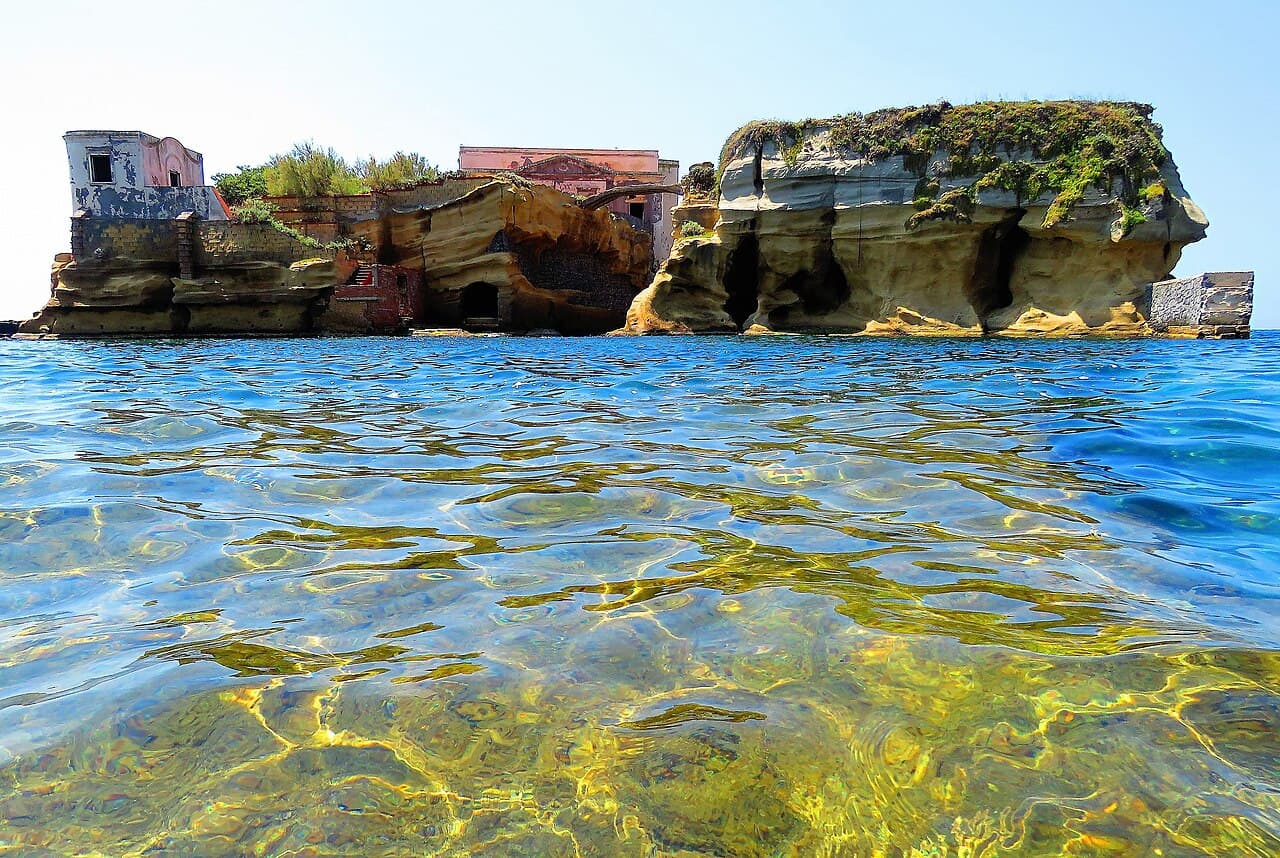 Isoletta della Gaiola vista dalla costa