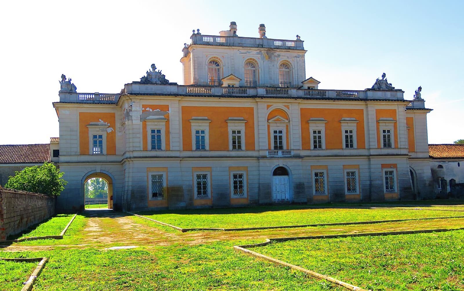 Il retro della Reale tenuta di Carditello