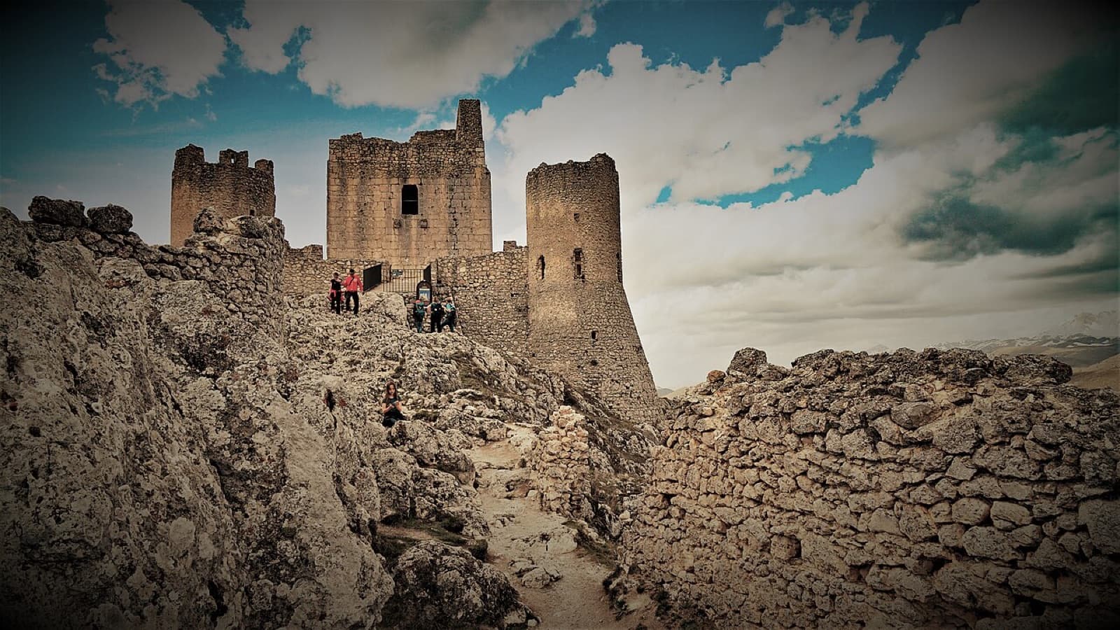 La fortezza di Rocca Calascio sul crinale