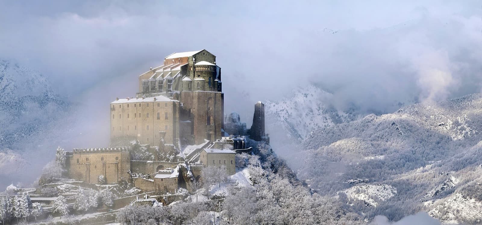 La Sacra di San Michele sul Monte Pirchiriano innevato