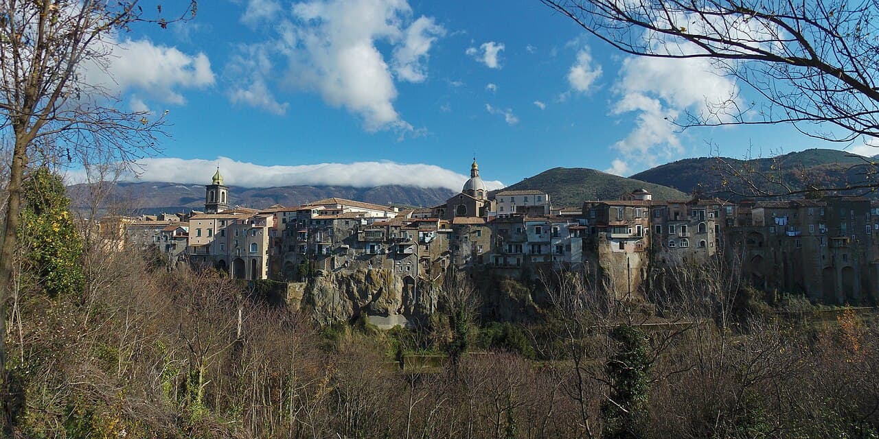 Sant’Agata de’ Goti vista da ovest, con le case sul costone di tufo