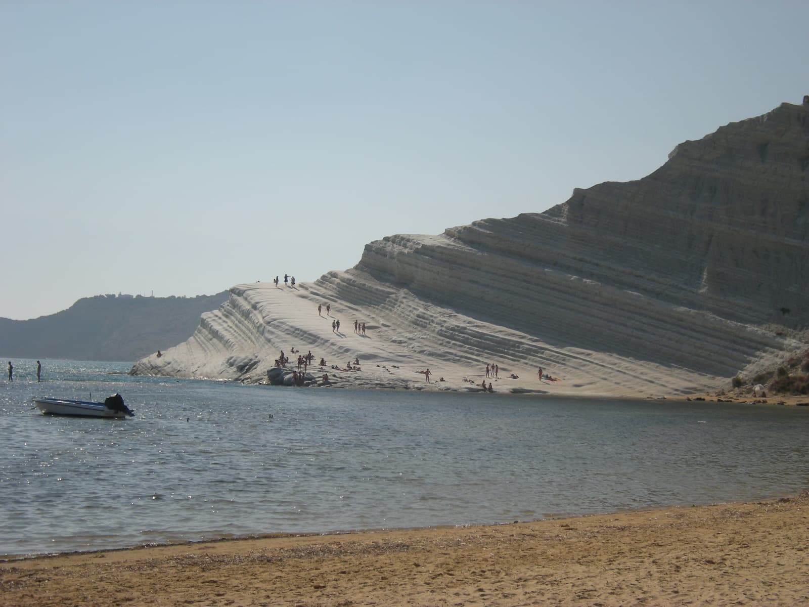 La falesia bianca della Scala dei Turchi sul mare