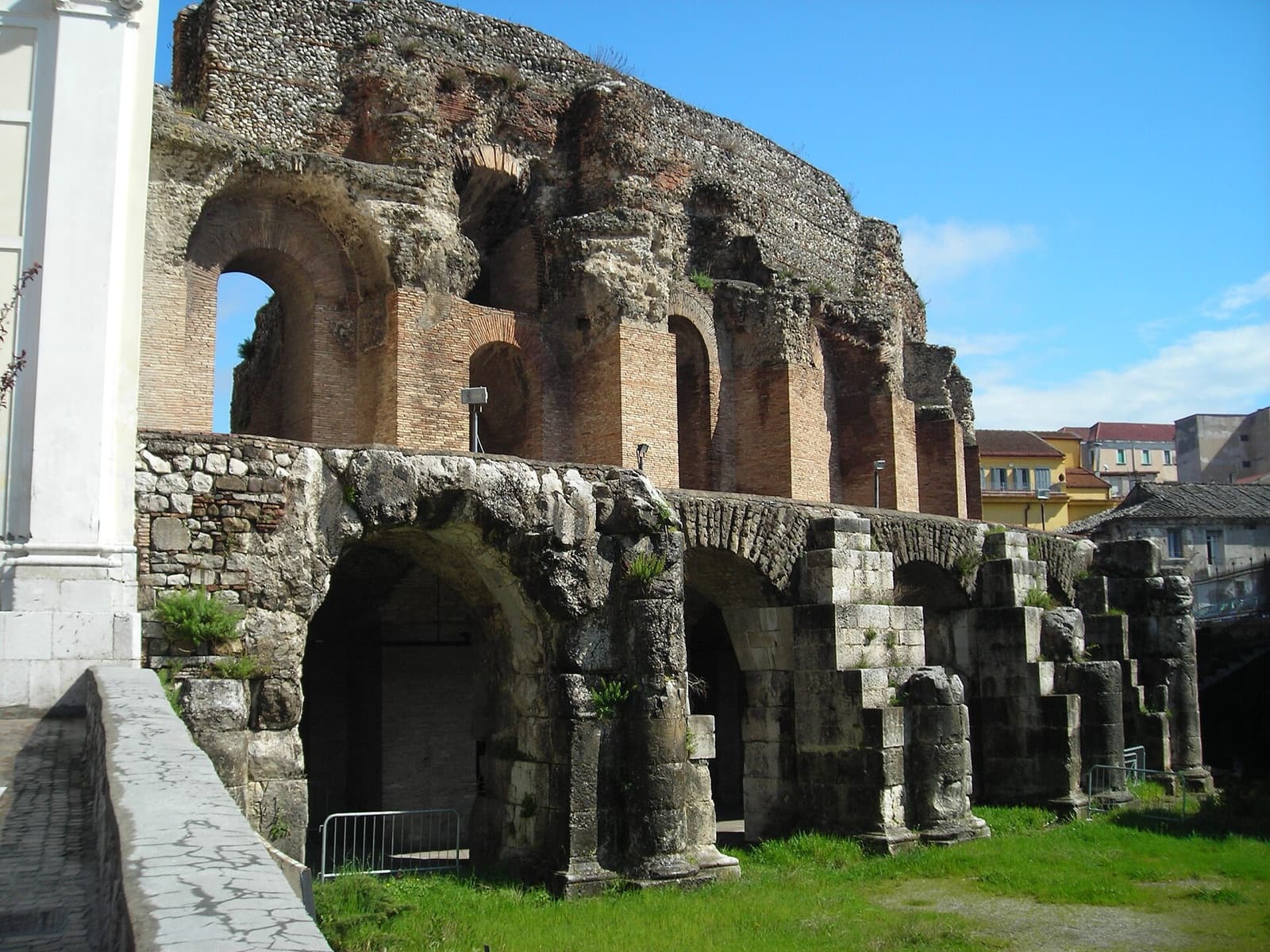 La cavea del Teatro romano di Benevento