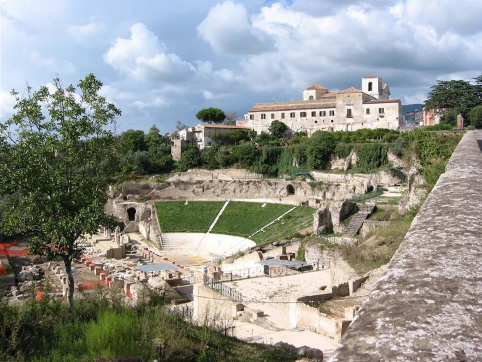 Gradinate e scena del Teatro romano di Sessa Aurunca