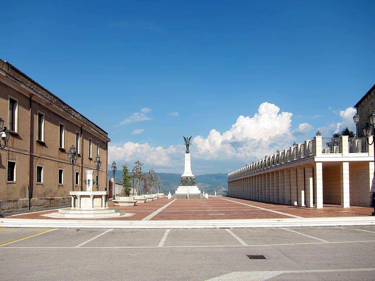 Il belvedere di Teggiano affacciato sul Vallo di Diano
