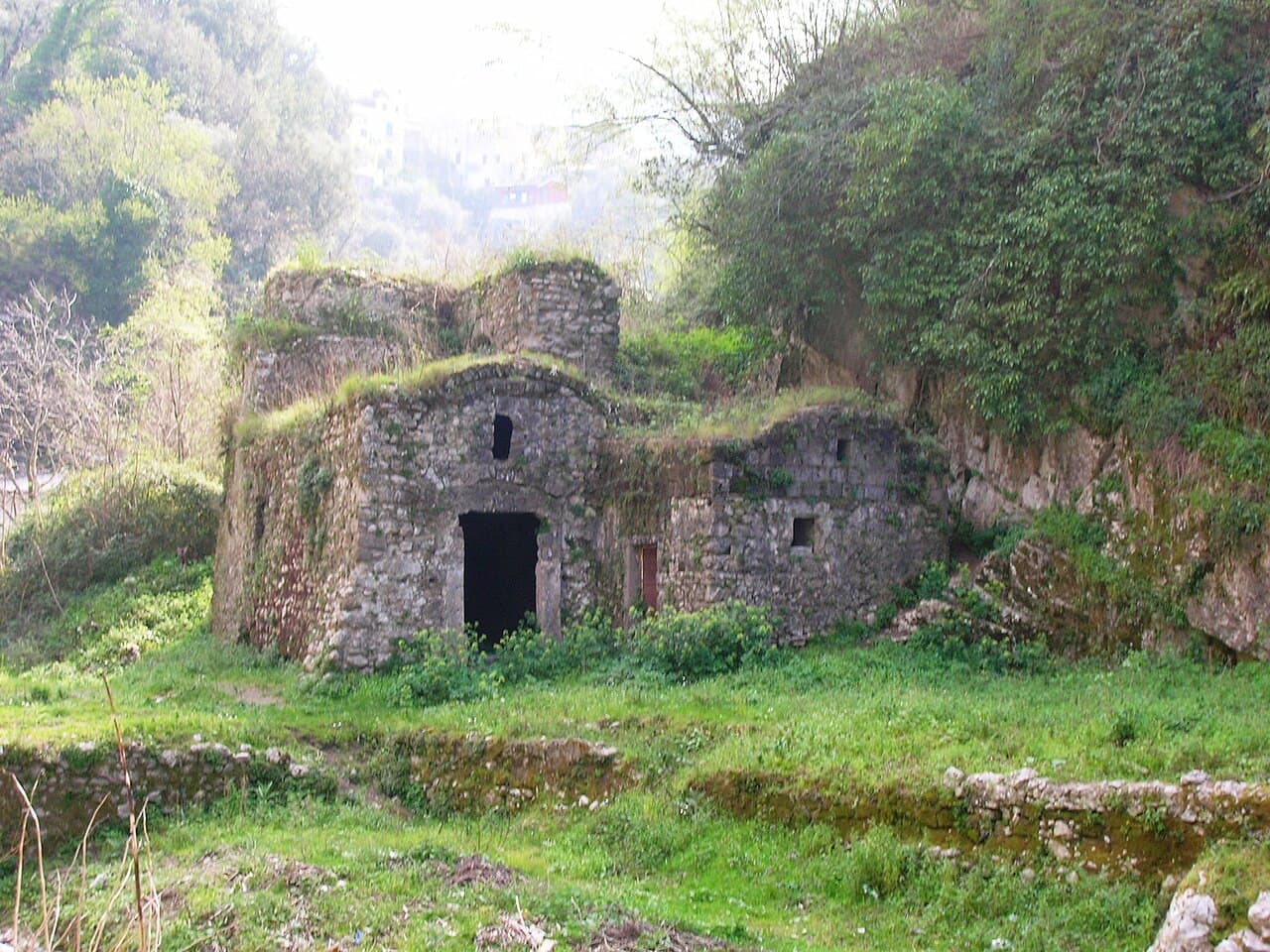 I ruderi dei mulini nel vallone di Gragnano