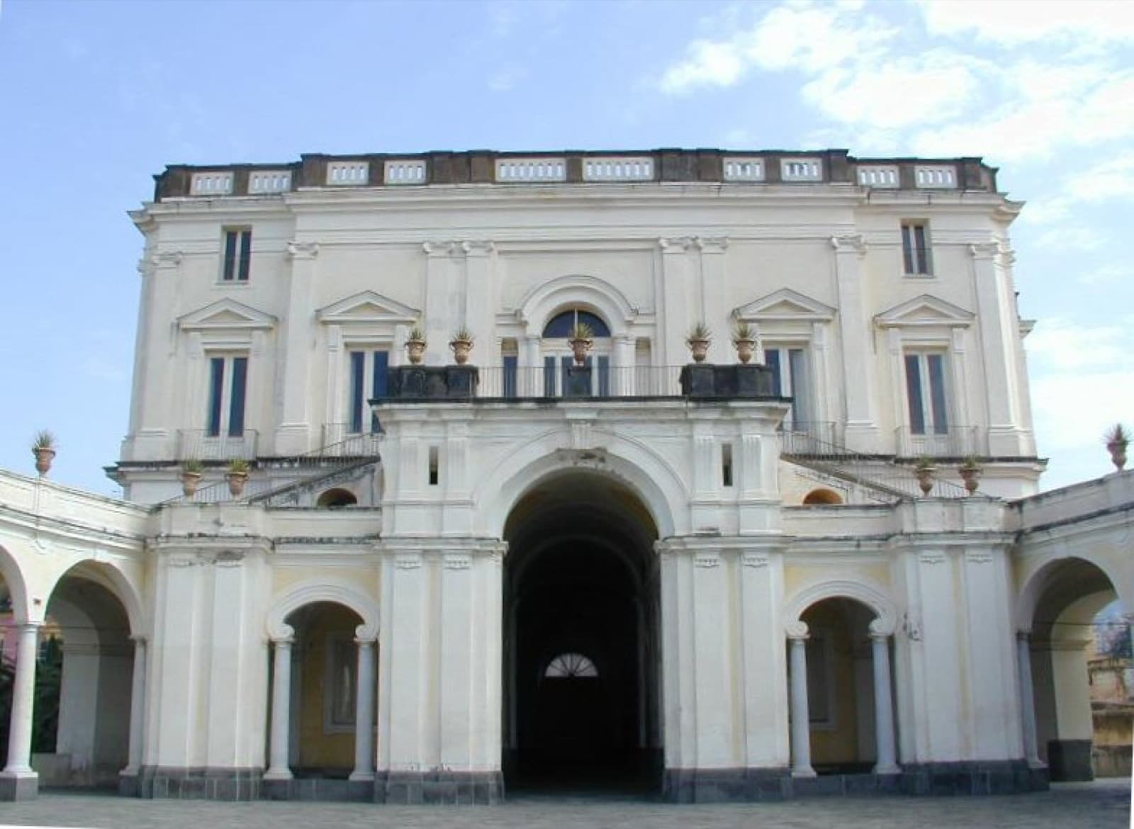 Facciata e cortile di Villa Campolieto a Ercolano